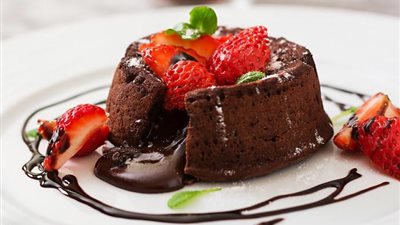 طريقة عمل المولتن كيك بالشوكولاتة بخطوات بسيطة ومذاق شهي 