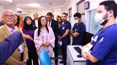  وزيرة التضامن الاجتماعي ووزير الأسرة والتنمية الاجتماعية السنغافورى يزوران مستشفى الناس (صور)