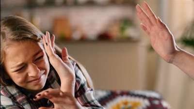 استغاثة فتاة من المنصورة تتهم والدها بالعنف: “نعيش في خوف دائم منذ عامين” 