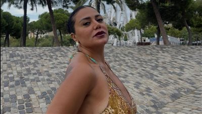 رانيا يوسف تخطف الأنظار بإطلالة صيفية وتكشف أسرار حياتها الشخصية