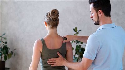 عيوب جسدك لا تُخفيها.. ثلاث تمارين لعلاج تحدُب الظهر للفتيات 