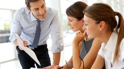 مديري يمارس الزنا في مكان العمل.. ماذا أفعل؟