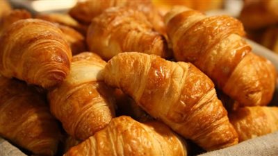 لإفطار شهى ولذيذ.. طريقة عمل الكرواسون بالبسطرمة في مطبخك