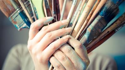 هل يجوز التعري أمام أختي بهدف الرسم؟