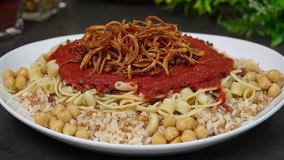 أحلى من المحلات ..  طريقة عمل كشري «الحلة الواحدة» في المنزل 