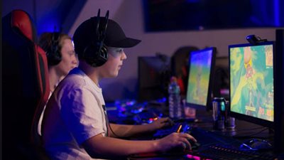 إدمان الألعاب الإلكترونية يُسبب آلام بالظهر والرقبة وإمساك مُزمن