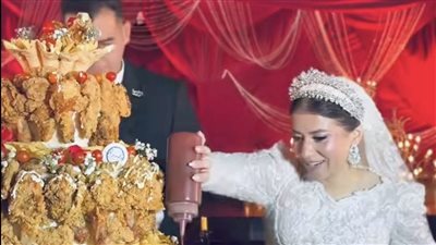 فرايد تشيكن بدل التورتة.. فكرة غير تقليدية في فرح ابنة هبة قطب