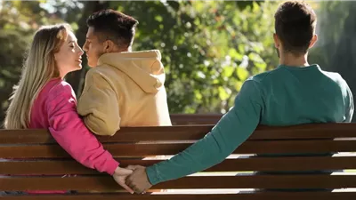 أعيش مع زوجي لكنني أحب رجلاً آخر.. ماذا أفعل؟