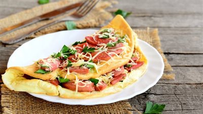 طريقة عمل أومليت البيض بالسوسيس بخطوات سهلة في مطبخك 