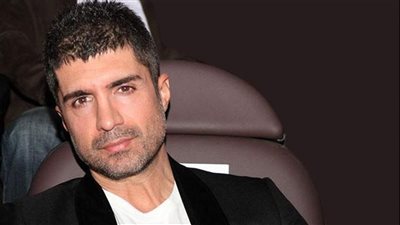 تصريحات غامضة حول اعتزال أوزجان دينز تثير الجدل.. والممثل يطمئن جمهوره