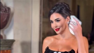 سر فستان ياسمين صبري الأسود في عرض لوريال باريس خلال أسبوع الموضة