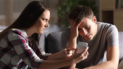 كيف أعرف أن زوجي يحب سلفتي؟