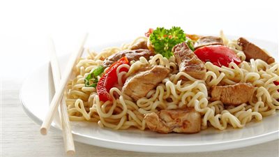 مثل المطاعم .. طريقة عمل النوديلز بالدجاج  في مطبخك 