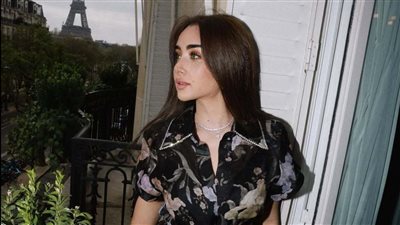 هنا الزاهد تتألق برومانسية من شرفة تطل على برج إيفل في باريس