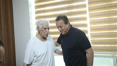 وزير الصحة يزور الكابتن حسن شحاتة للاطمئنان على حالته الصحية (صور)