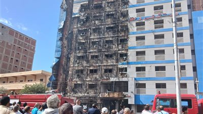 تفحم 3 سيارات في حريق هائل بمستشفى في الإسكندرية