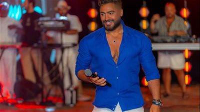 تامر حسني يثير التفاعل بلقطة مؤثرة مع طفلة صغيرة في مطعمه (صور)