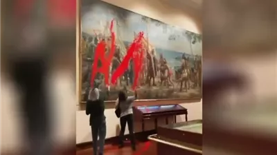 ناشطتان تلطخان لوحة «كولومبوس» والأمن يتدخل