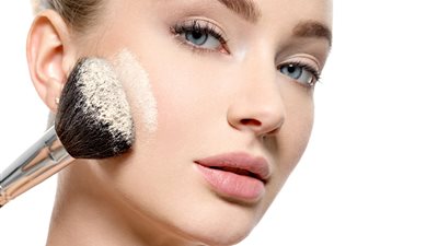 لبشرة صافية  ومشرقة.. خطوات بسيطة لإخفاء الحبوب تحت المكياج