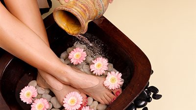 بعد العودة من الجامعة تخلصى من التعب بوضع القدمين فى خل التفاح  