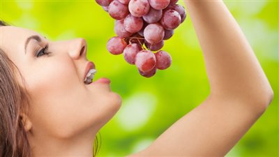 خير أم شر.. تفسير حلم العنب الأحمر في المنام للعزباء والمتزوجة 
