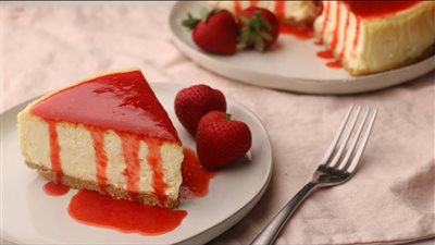 طريقة عمل تشيز كيك  الفراولة بمكونات بسيطة وطعم لذيذ 