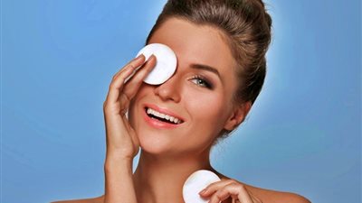 لتجنب التجاعيد وسد المسامات.. طرق آمنة لإزالة المكياج المقاوم للماء 