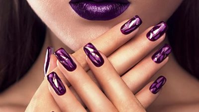 الطلاء البنفسجي يتصدر موضة أظافر خريف 2025 بإطلالة أنيقة وجريئة