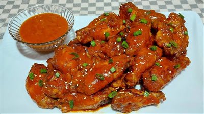 طريقة عمل  أجنحة الدجاج بصوص البافلو بخطوات بسيطة في المنزل 