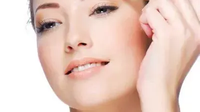 الألوان الفاتحة في مكياج العيون الصغيرة تجعلها تبدو أكثر اتساعًا