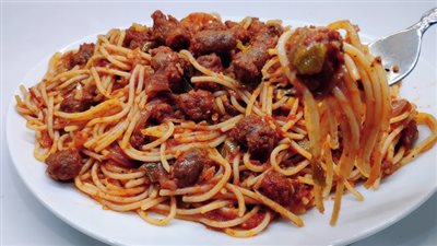 سهلة  ولذيذة.. طريقة عمل المكرونة بالسجق في مطبخك