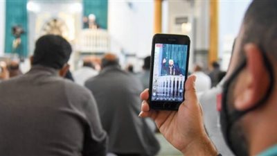 ما حكم تصفح البعض الموبايل أثناء خطبة الجمعة؟  أمين الفتوى يُجيب