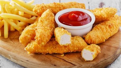 وصفة سهلة وشهية.. طريقة عمل  أصابع الدجاج بالكورن فليكس