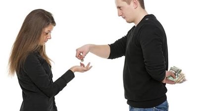 زوجي يريد تطليقي لأني لا أشتري له هدايا.. ماذا أفعل؟ 