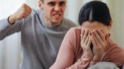 هل يجتمع الحب مع الأذي؟.. استشاري علاقات زوجية يُجيب