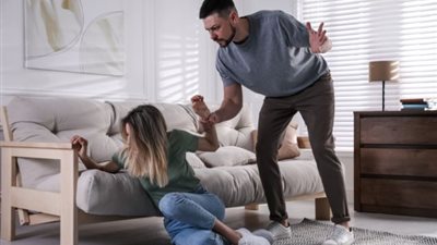 كيف يكون التهديد أحد الأسباب التي تجعل المرأة تستمر مع الزوج العنيف؟ 