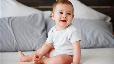 سنة أولى أمومة.. طبيب أطفال يكشف مفاجأة عن علاقة الطفل بفهم الحديث القاسي 