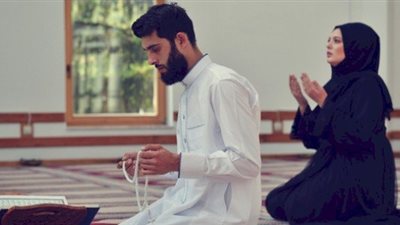  كيف تقف المرأة في صلاة الجماعة مع زوجها؟.. «الإفتاء تُجيب»
