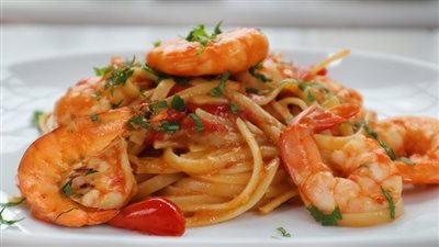  طريقة عمل  مكرونة  بالجمبري والزعتر الأخضر مثل المطاعم 