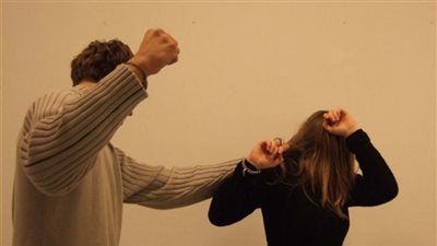 سيدة تسأل: كيف أقنع إبنتي بالزواج من قريب زوجي بعد قيامه بضربها؟