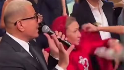 عمرو دياب يخطف القلوب بلقطة إنسانية مع سيدة مسنّة خلال حفله (صور) 