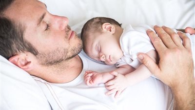 4 فوائد لمساعدة الأب في نوم الرضيع ليلًا.. تعرفي عليها