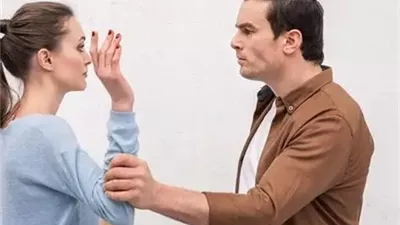 لماذا يرى الإنسان المؤذي نفسه ملاكًا؟.. طبيب يُجيب