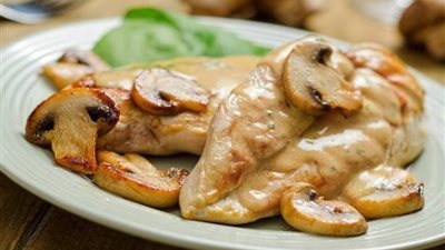 مثل المطاعم .. طريقة عمل ستيك الدجاج بالكريمة والثوم في مطبخك 