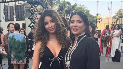 لي لي أحمد حلمي ومنى زكي تخطفان الأنظار في هوليوود بإطلالات أنثوية 