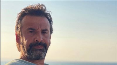 كريم عبد العزيز يرقص على المزمار البلدي بزفاف عائلي ويشعل مواقع التواصل