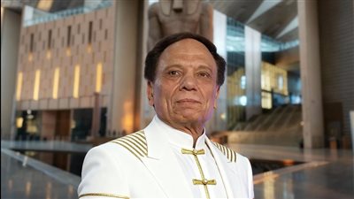 عادل إمام يتجول بالمتحف المصري الكبير.. هل يظهر بحفل الافتتاح؟