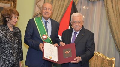 أبو الغيط يتقلّد «الوشاح الأكبر – نجمة فلسطين» من الرئيس أبو مازن