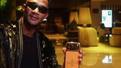 محمد رمضان يتلقى هاتفًا ذهبيًا محفورًا عليه “Number 1” ويثير الجدل 