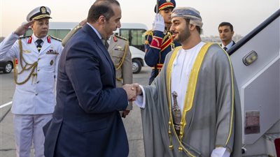 ذي يزن بن هيثم وصل إلى القاهرة للمشاركة  في افتتاح المتحف المصري الكبير